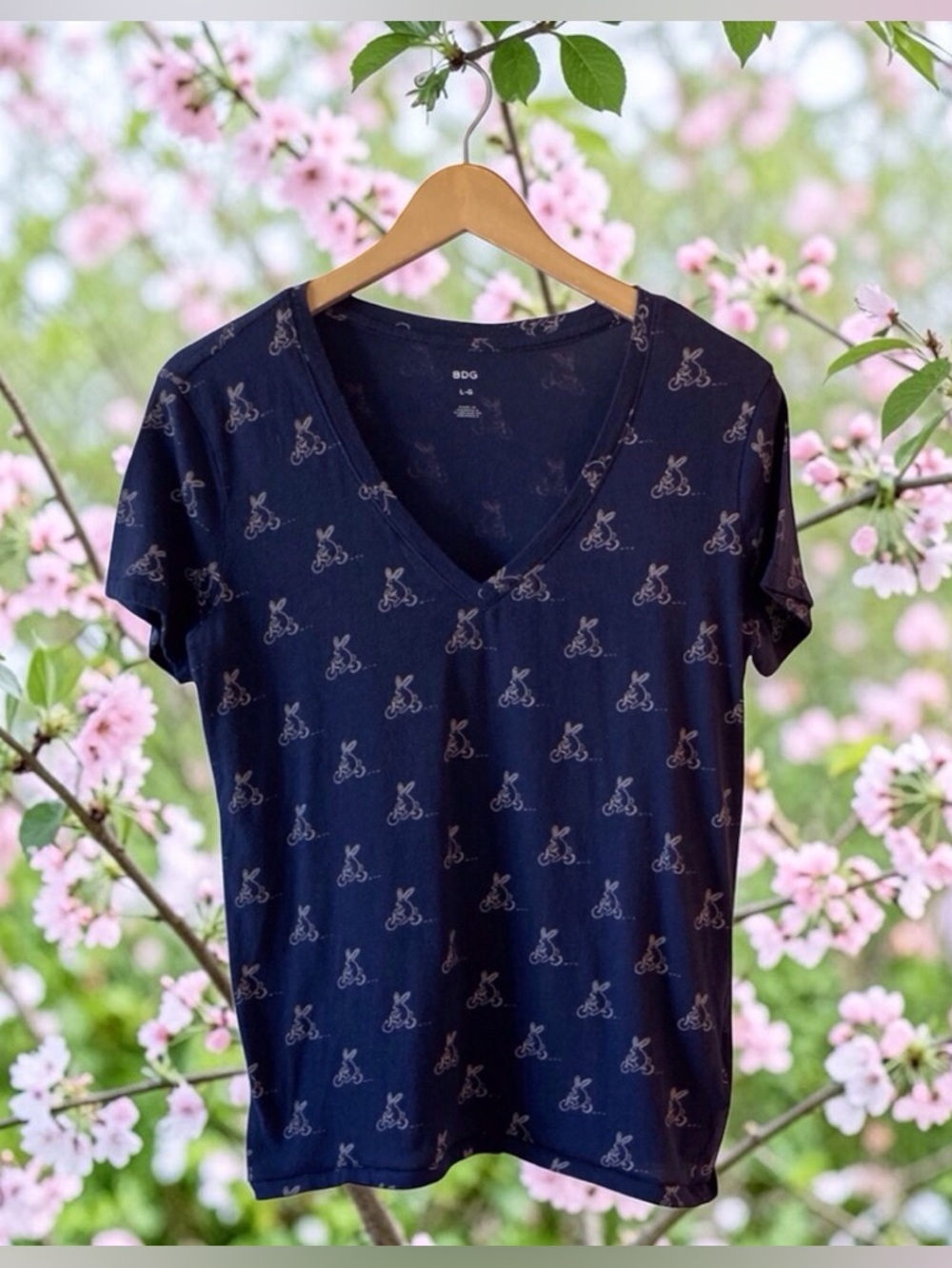 BDG Urban Outfitters All Over Bunny Print V-Neck Tee Large Navy Quirky